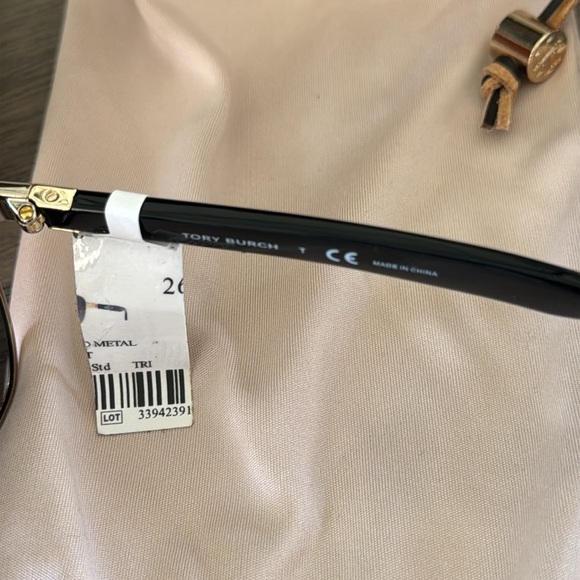 NWT Tory Burch Aviator Sunglasses with case - Picture 3 of 3
